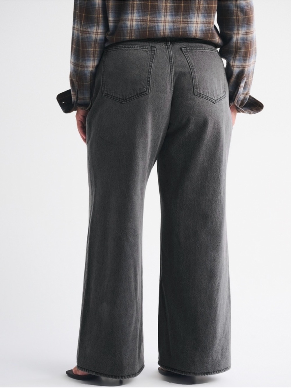 Abercrombie Curve Love High-Rise Wide Leg Jeans in Washed Black - Picture 2 of 5